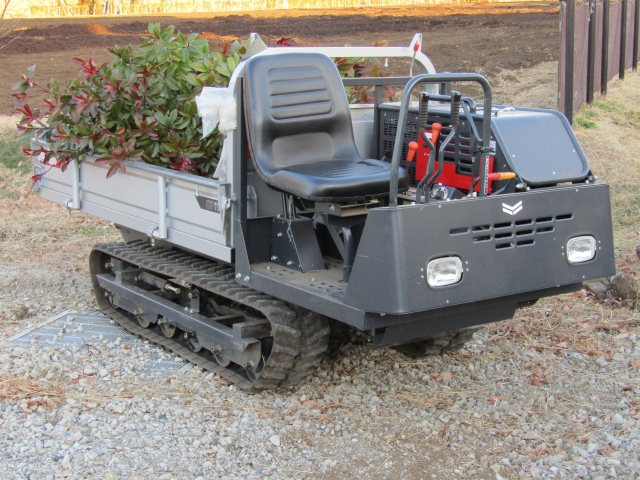 農作業で使われるクローラー式の運搬車